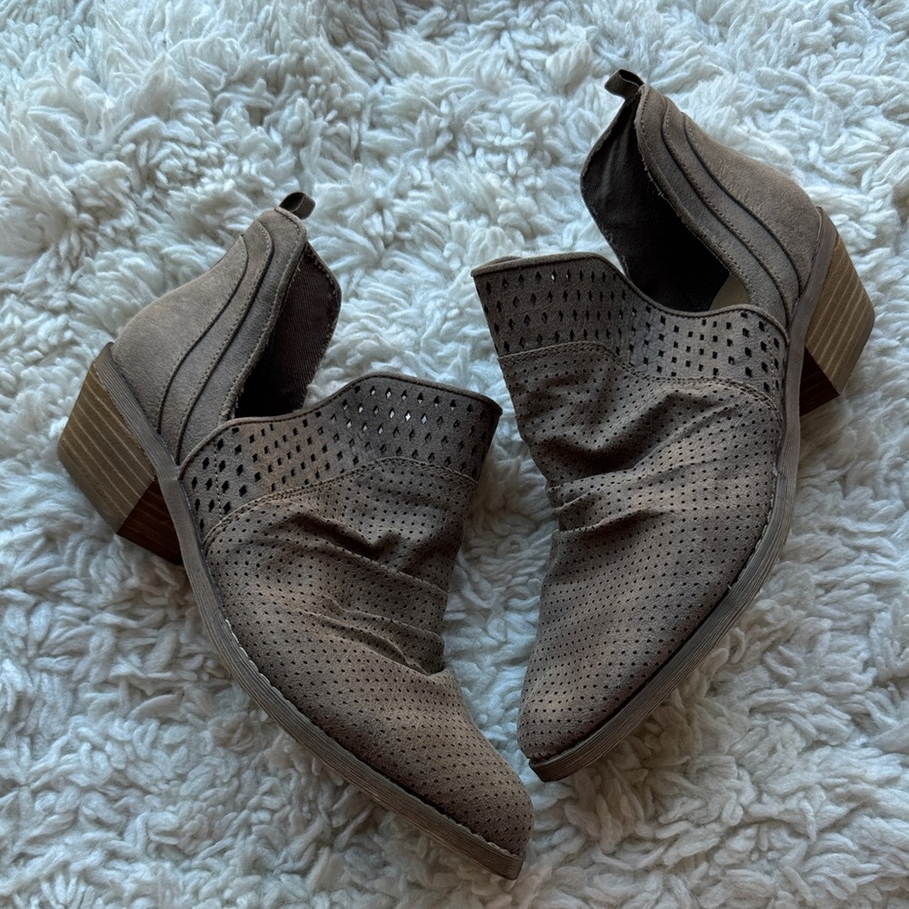 Report‎ Laser Cut Booties